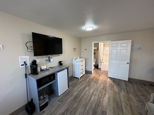 One Bedroom King Suite w/Kitchenette Photo 2
